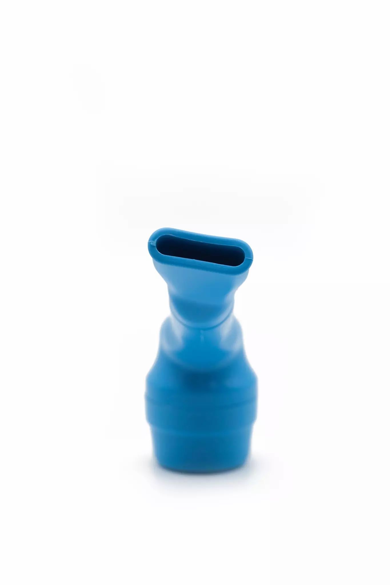 Mundstück eines blauen Atemtherapiegeräts.