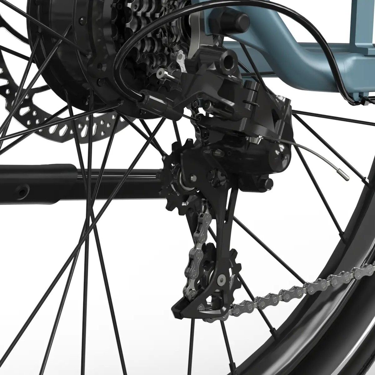 Nahaufnahme des Hinterrads eines E-Bikes. Schwarze Zahnräder, Kette und Bremsscheibe.