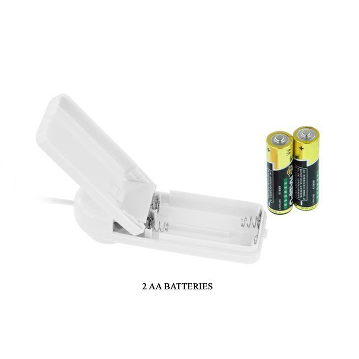 Offenes Batteriefach für 2 AA-Batterien, neben zwei AA-Batterien.