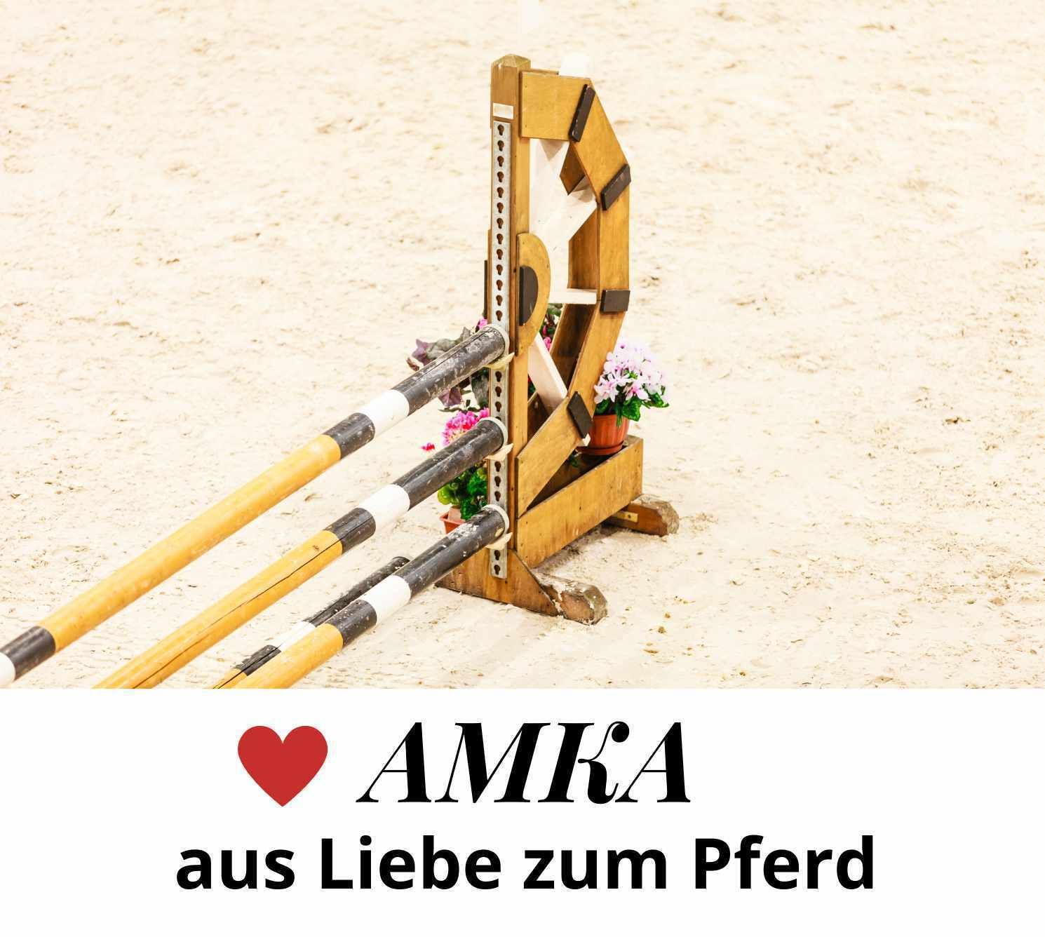 Reitstange mit Blumen und AMKA-Logo. Text: I love AMKA, aus Liebe zum Pferd.
