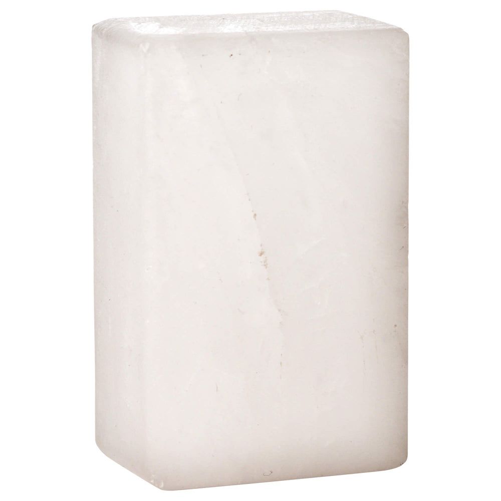 Rechteckiger Alaunstein. Weiß, leicht transparent. Glatte Oberfläche. Abgerundete Kanten.