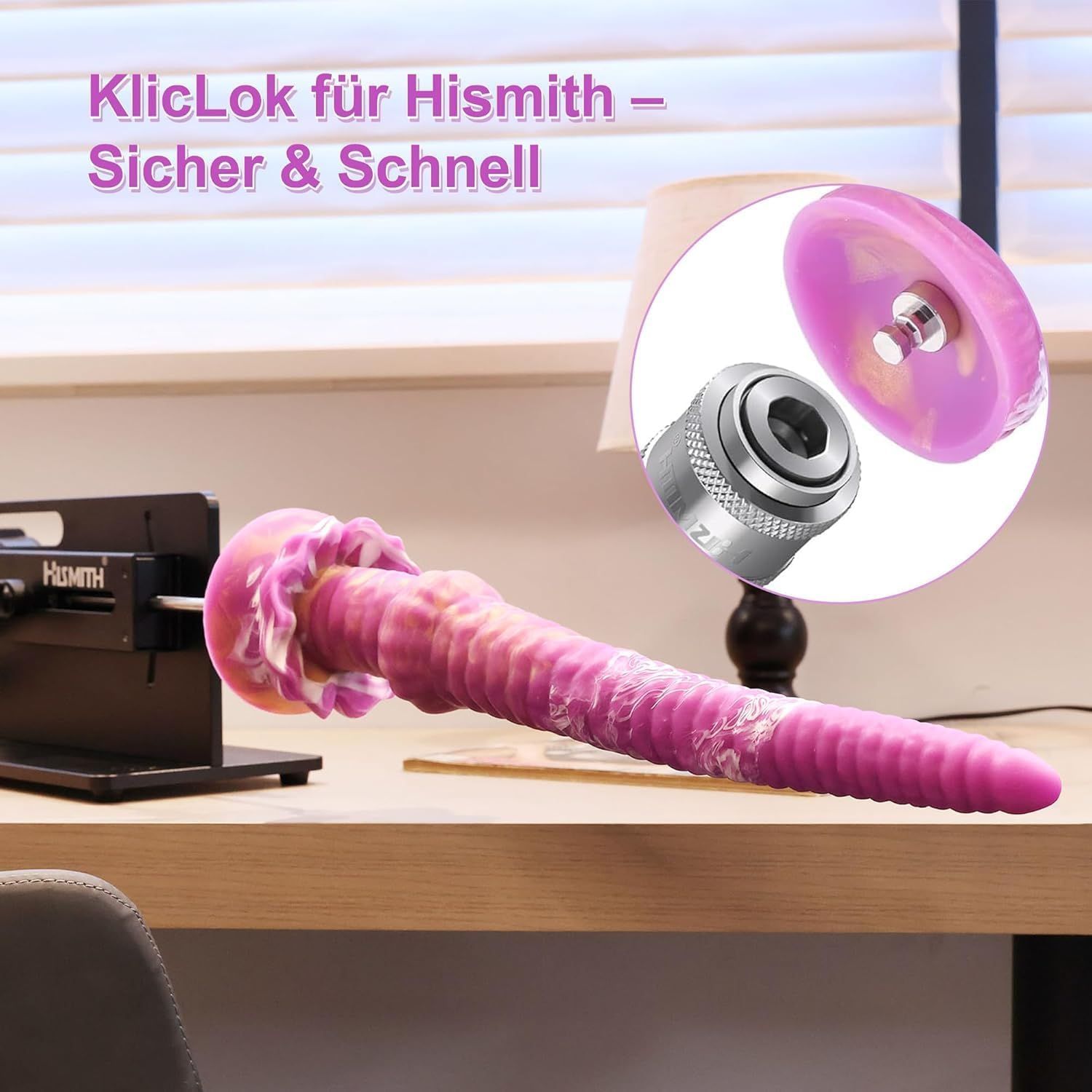 Lila-weißer Dildo mit Saugnapf, auf einem Schreibtisch neben einem Hismith-Ständer.