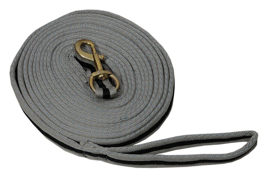 Graue Longierleine, aufgerollt, mit schwarzen Streifen. Mit Karabinerhaken und Handschlaufe.