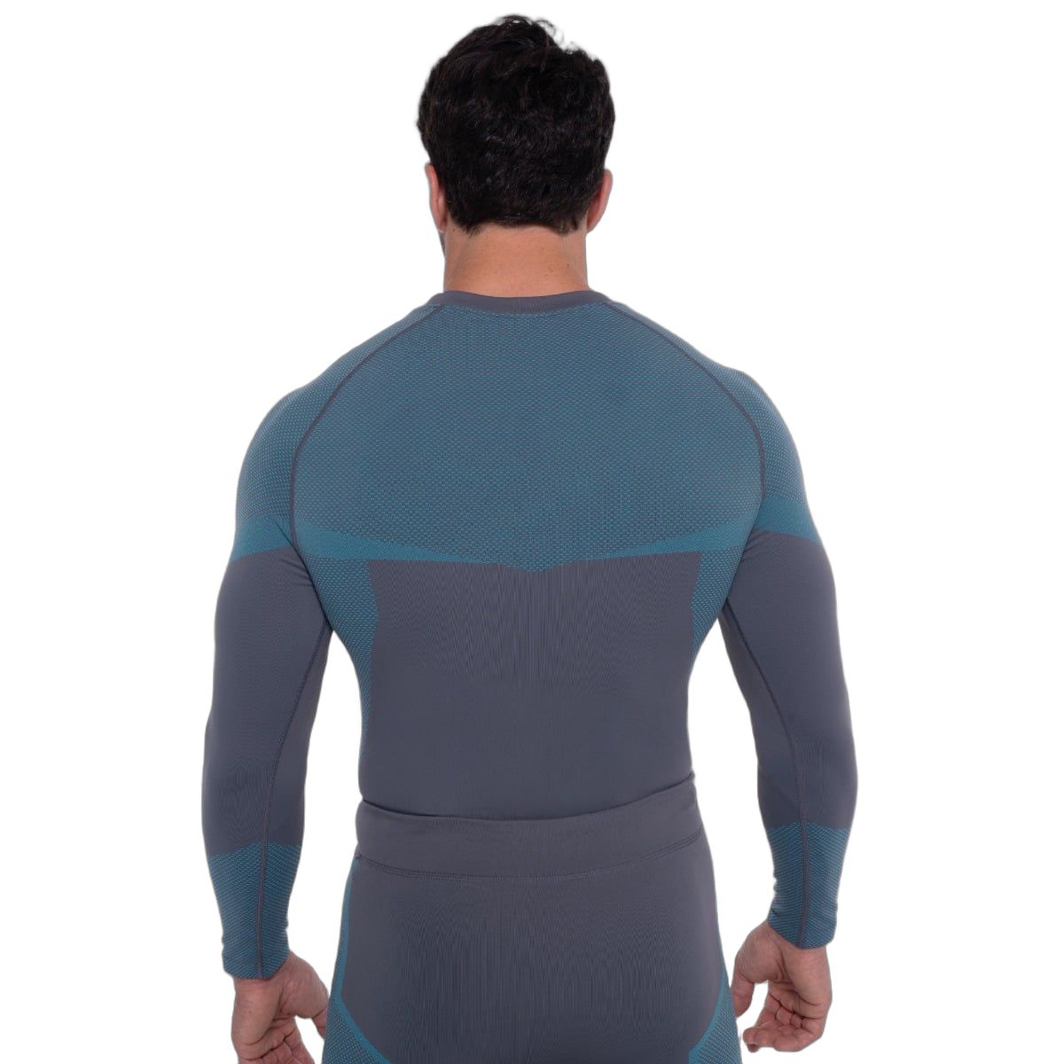 Rückansicht eines grauen, eng anliegenden Herren-Langarmshirts mit blauen Details.
