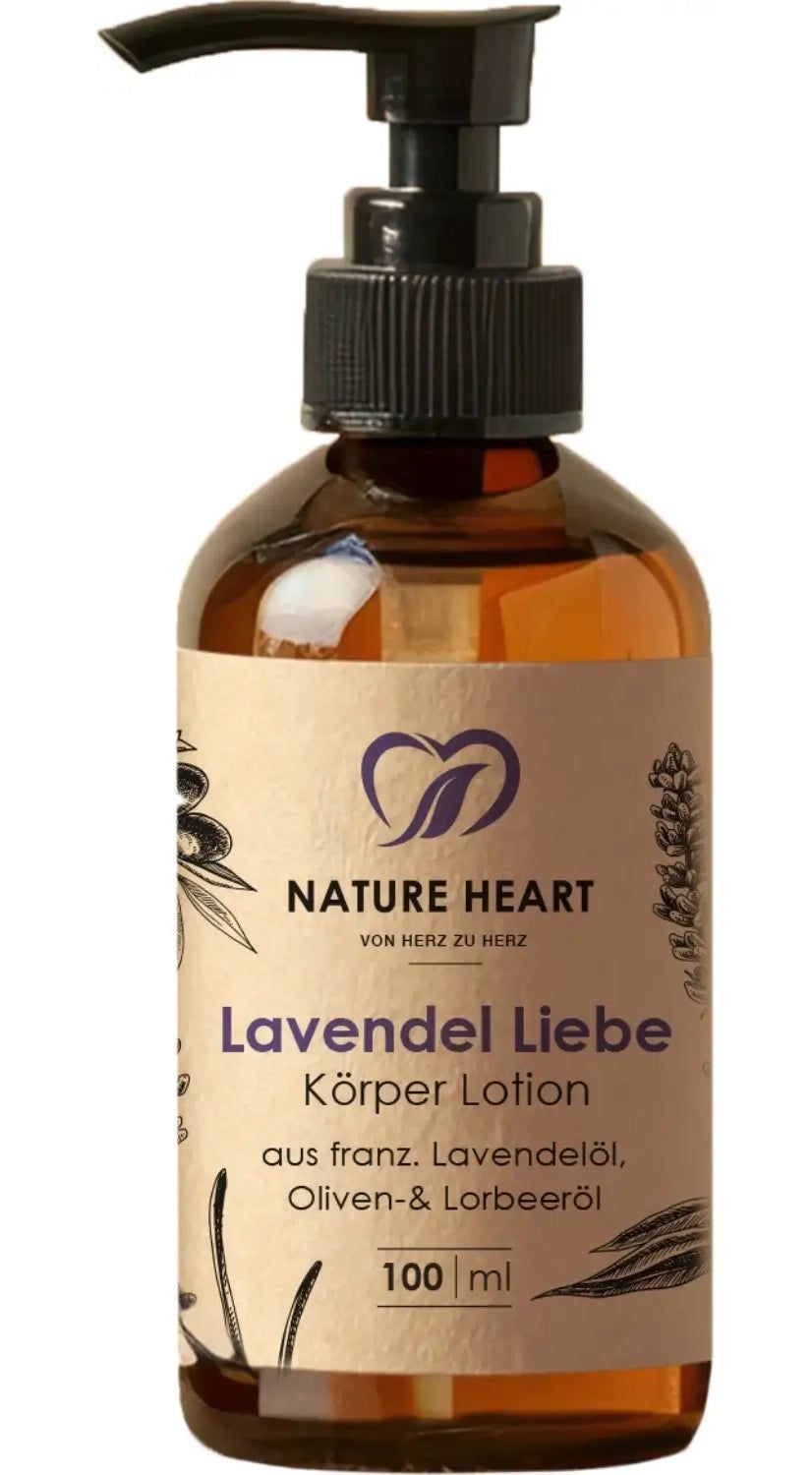 Braune Flasche mit schwarzem Pumpverschluss. Aufschrift: Lavendel Liebe Körperlotion, aus franz. Lavendelöl, Oliven-& Lorbeeröl. 100 ml.