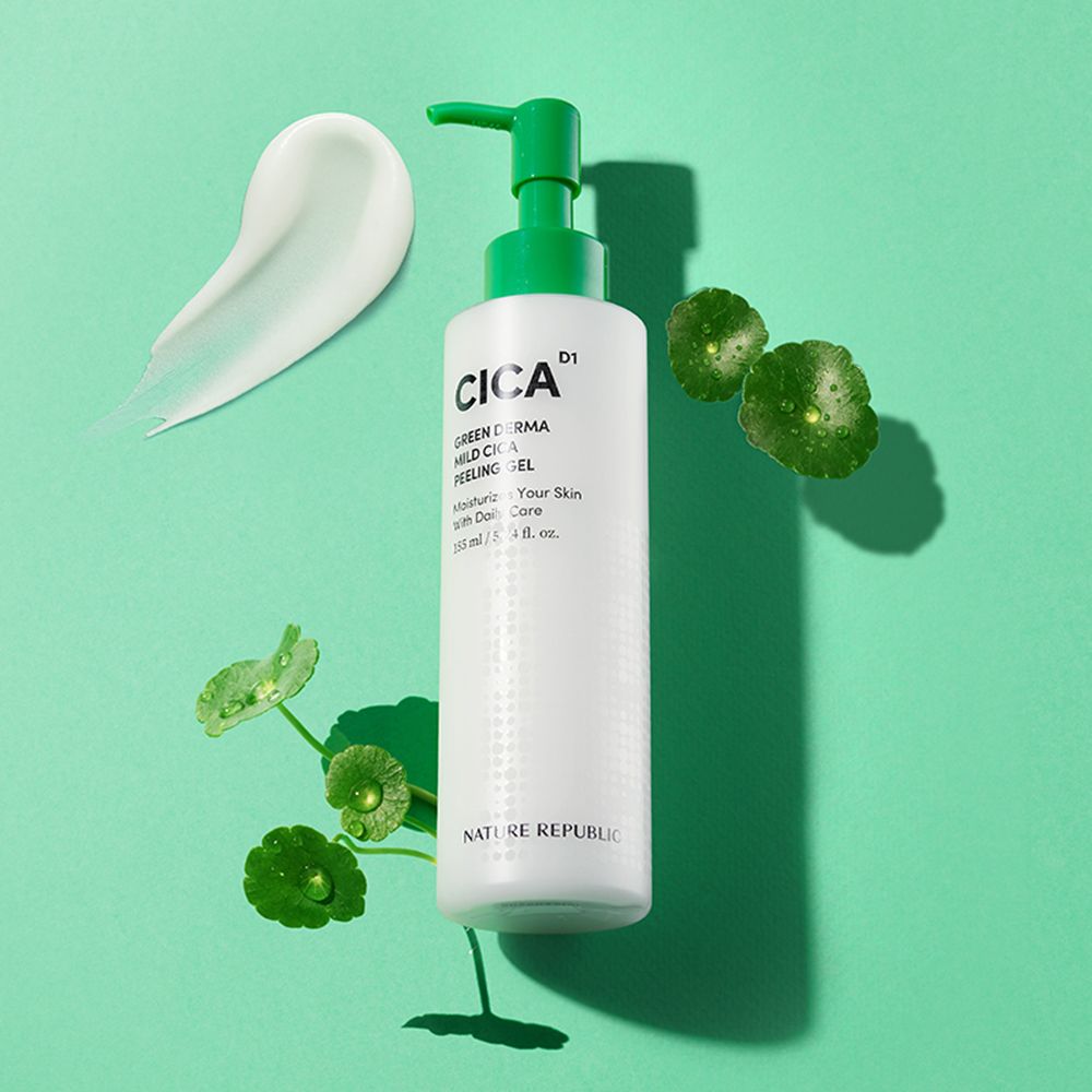 Weiße Flasche mit grünem Pumpkopf, daneben ein Klecks Creme und Blätter. Aufschrift: CICA, GREEN DERMA MILD CICA PEELING GEL.