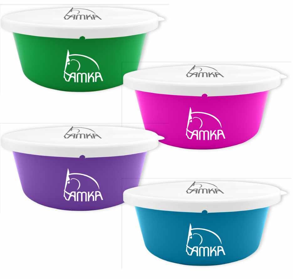 Vier Futterschalen in Grün, Pink, Lila und Blau mit weißen Deckeln. Aufdruck: AMKA.