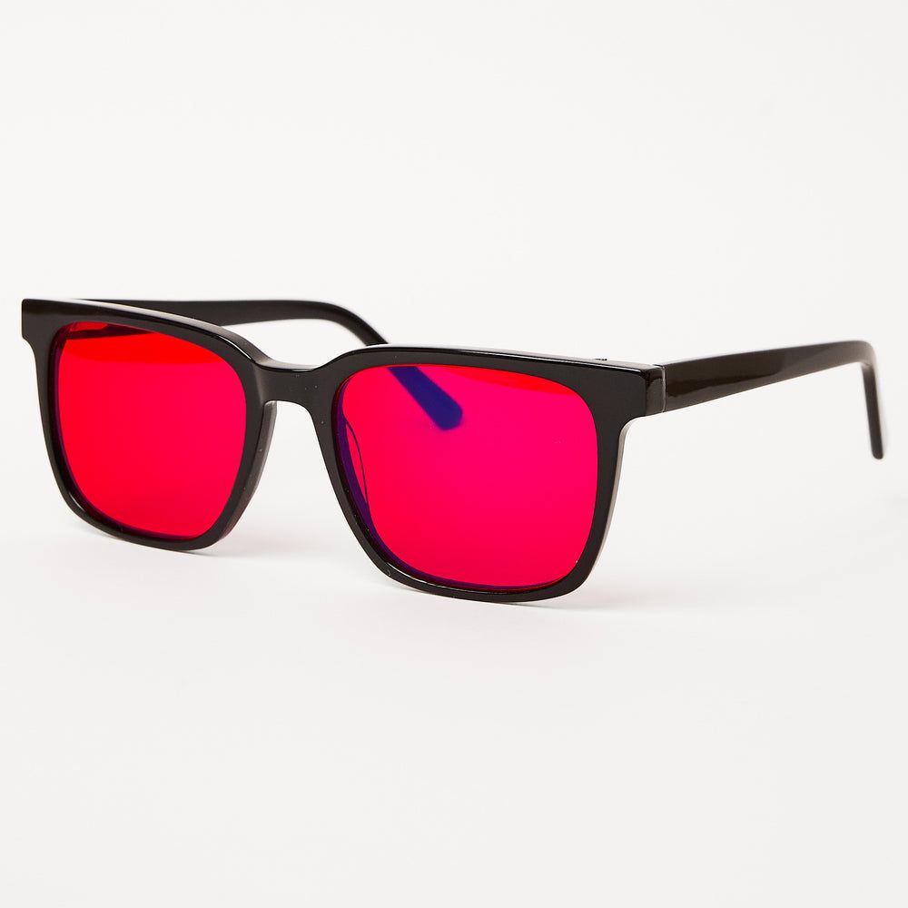 Schwarze Sonnenbrille mit roten Gläsern und rechteckigem Rahmen.