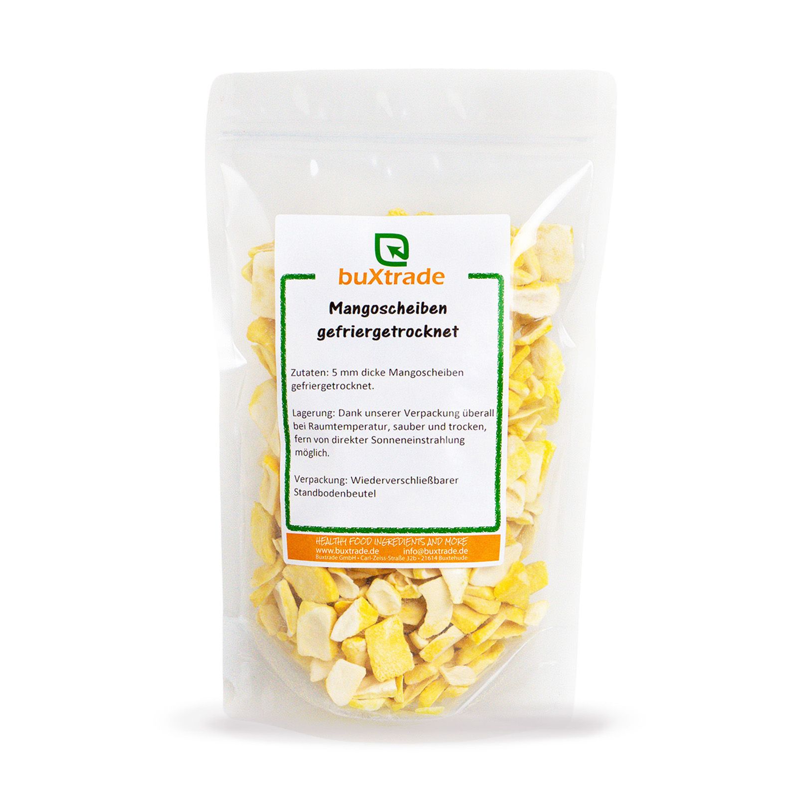 Transparente Verpackung mit gefriergetrockneten Mangoscheiben. Ein Etikett mit Produktinformationen ist sichtbar.
