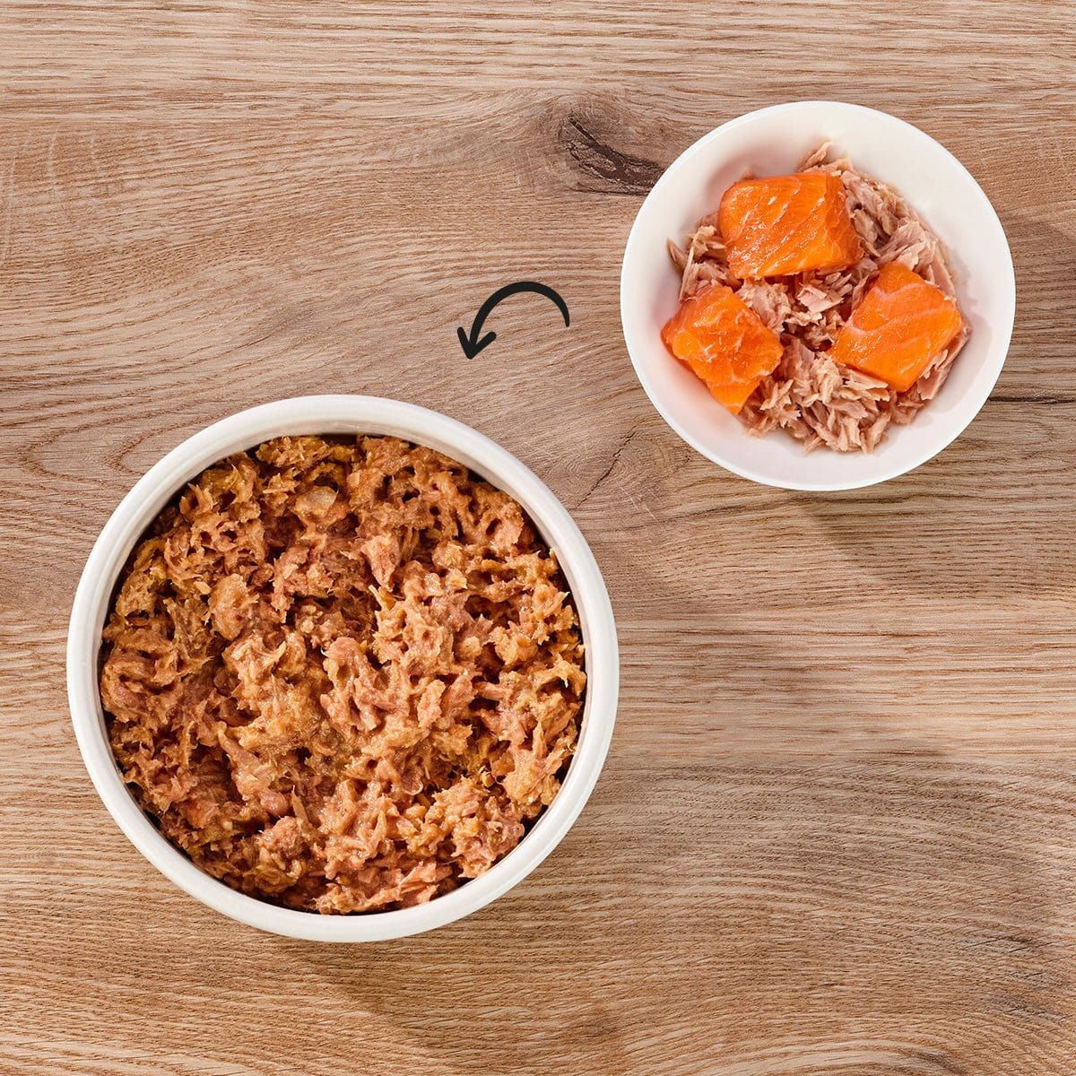 Katzenfutter in Schalen. Links: Nassfutter. Rechts: Nassfutter mit Lachsstücken. Pfeil zeigt die Zubereitung.