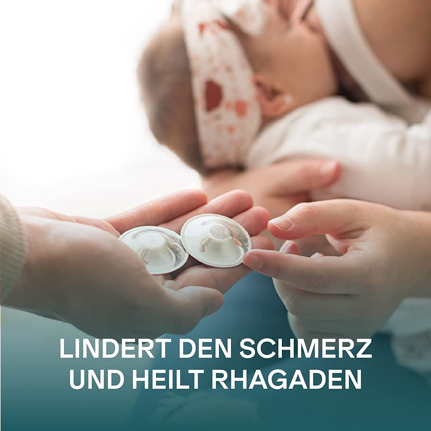 Zwei silberfarbene Brustwarzenhütchen in Händen. Im Hintergrund: Mutter mit Baby. Text: Lindert den Schmerz und heilt Rhagaden.
