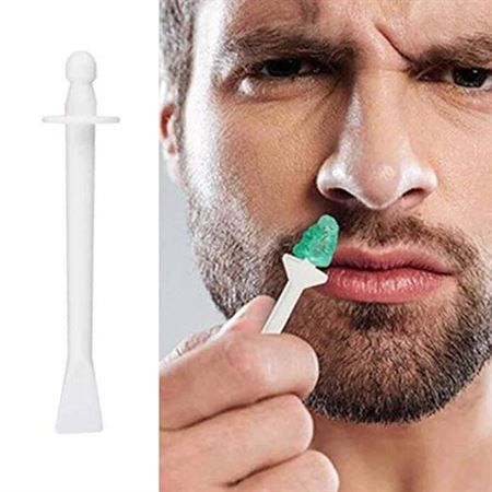 Nahaufnahme eines Mannes, der einen Nasenwachsstift mit Wachs hält.
