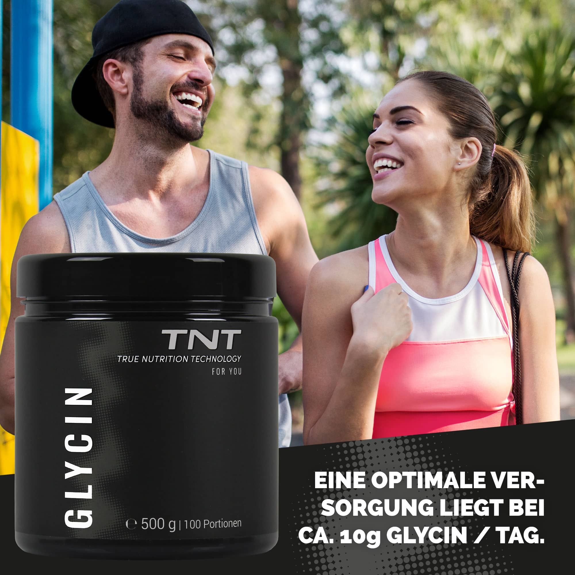 Zwei Personen im Freien mit einem TNT Glycin-Behälter. Aufschrift: TNT True Nutrition Technology. 500g, 100 Portionen.