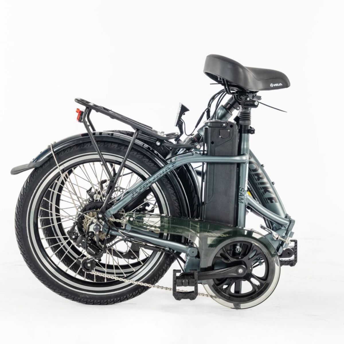 Gefaltetes E-Bike JOBOBIKE SAM, grau. Räder teilweise verdeckt. Akku am Rahmen. Schwarzer Sattel.
