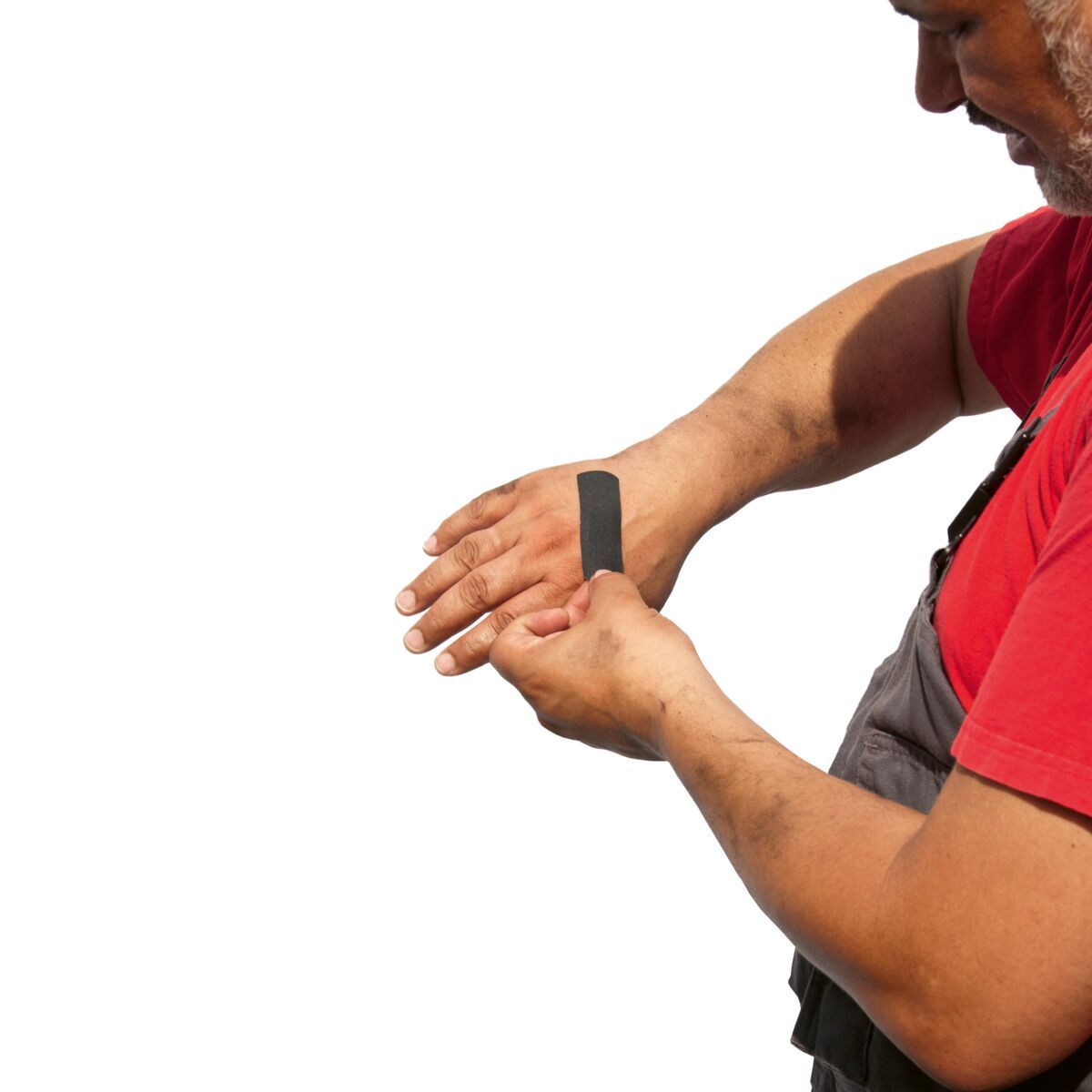 Mann legt einen schwarzen WERO PowerTex Pflasterstreifen auf seine Hand. Der Streifen ist 7,2 x 2,5 cm.