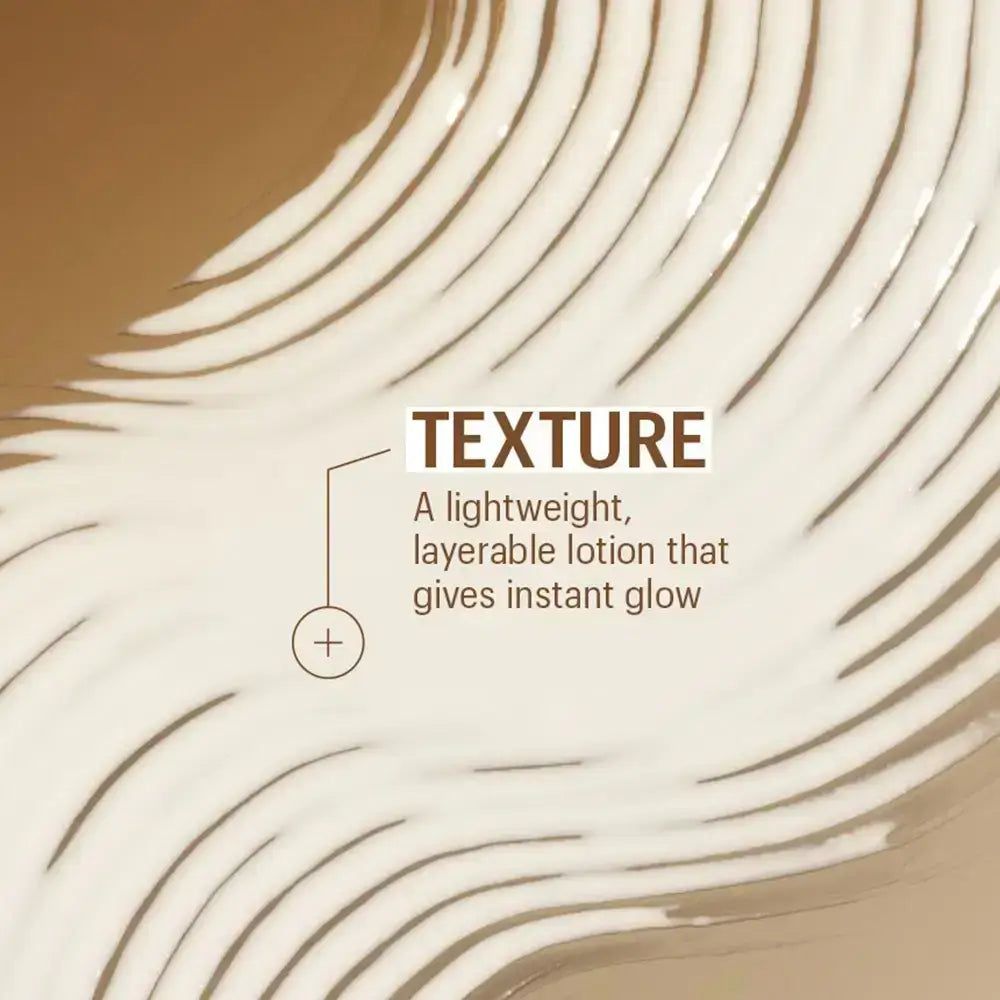 Nahaufnahme von Creme-Textur. Text: Leichte, schichtbare Lotion, die sofortigen Glanz verleiht.