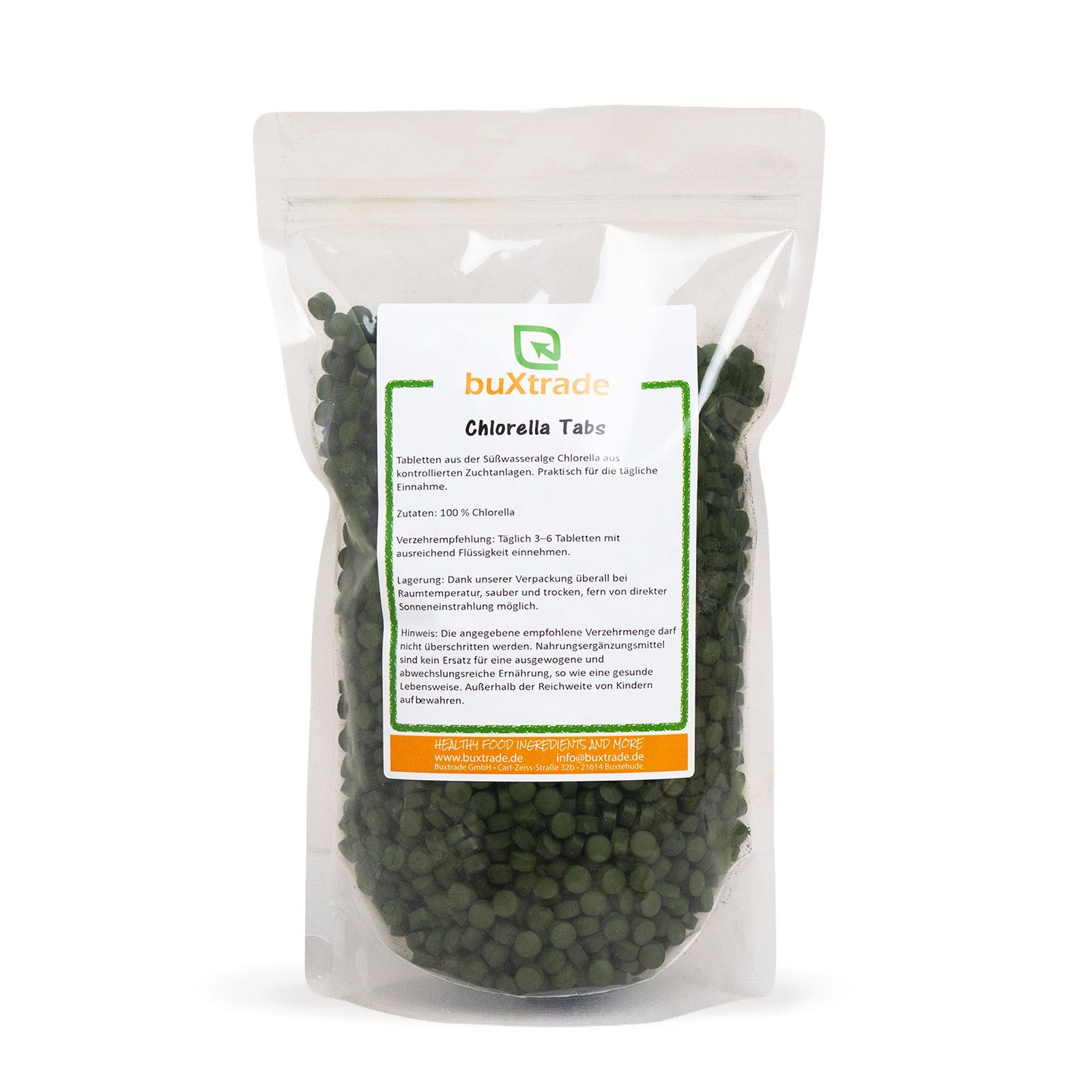 Transparente Tüte mit grünen Tabletten. Aufkleber mit Produktinformationen: buXtrade Chlorella Tabs.