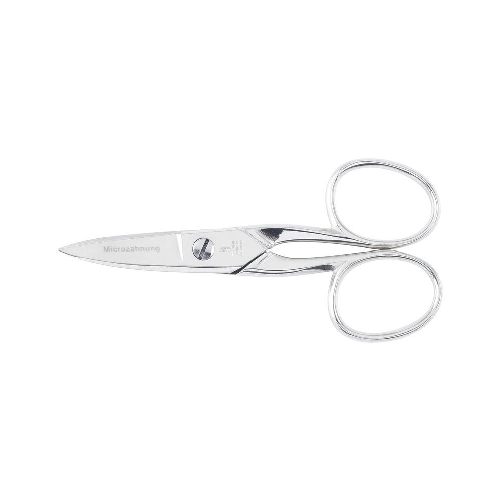 Nagelschere mit gebogenen Griffen. Metallfarben, glänzend. Auf der Schere ist der Schriftzug "Microzeichnung" zu sehen.