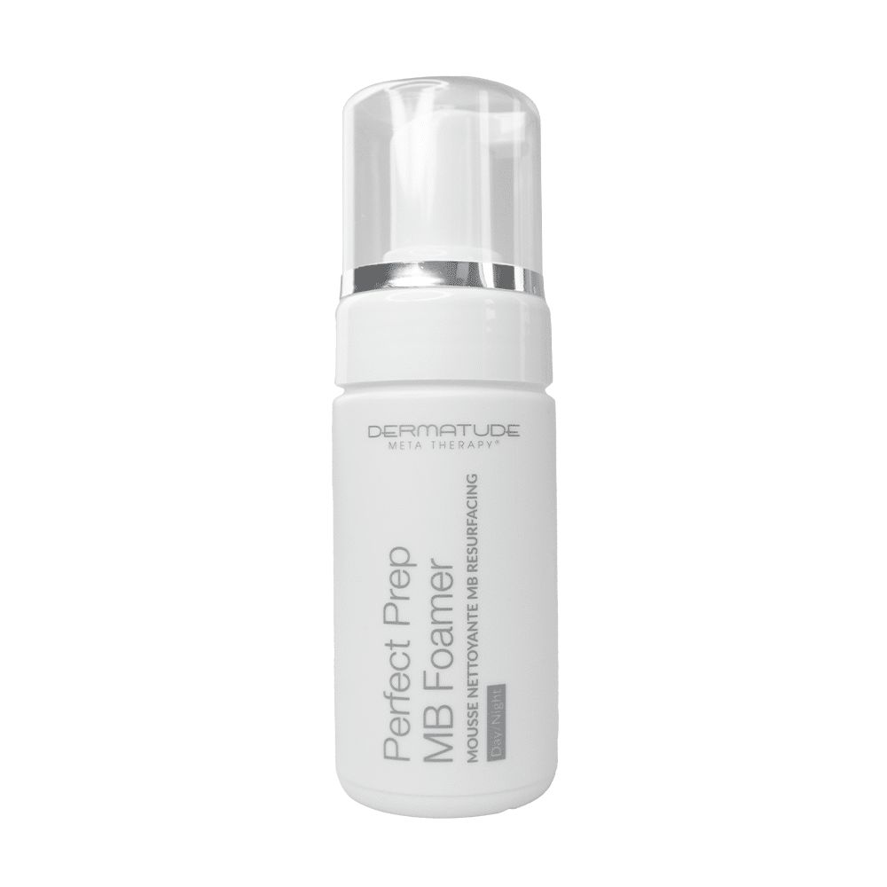 Weiße Flasche mit Pumpspender und transparenter Kappe. Beschriftung: Perfect Prep MB Foamer.
