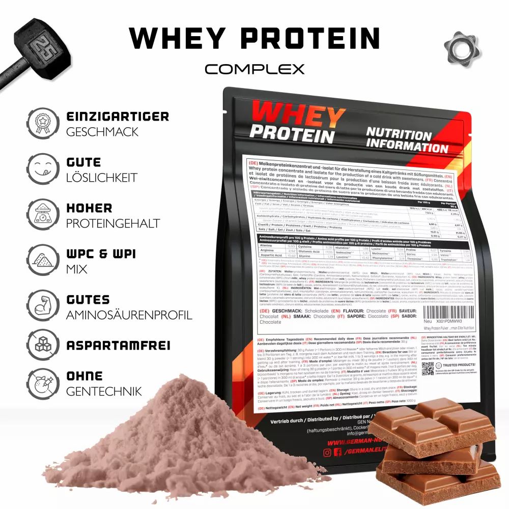 Schwarze Verpackung von Whey Protein Komplex. Daneben ein Haufen Proteinpulver und Schokoladenstücke. Aufdruck mit Nährwertangaben.