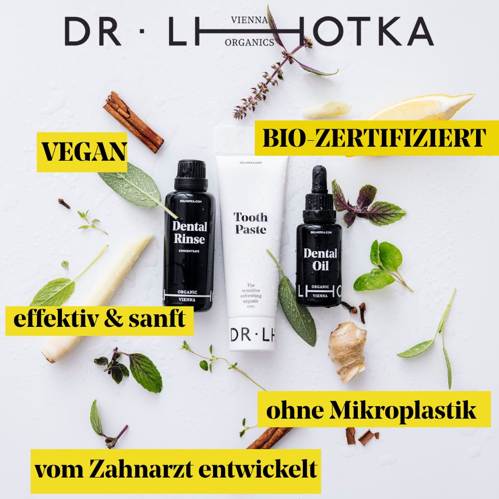 Drei Produkte: Flasche „Dental Rinse“, Tube „Tooth Paste“ und Flasche „Dental Oil“. Text: „Vegan“ und „ohne Mikroplastik“.