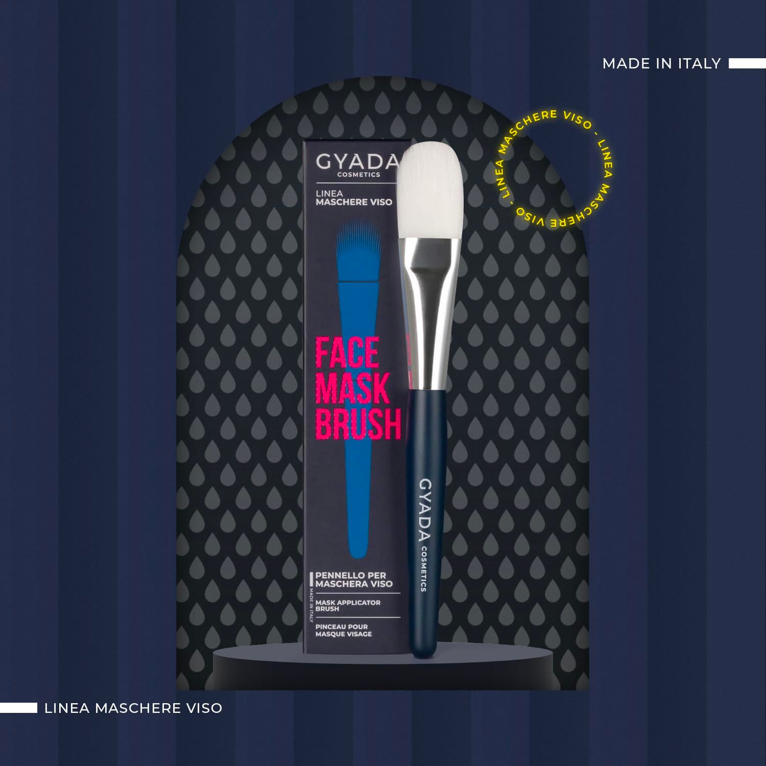 Gyada Cosmetics Gesichtsmaskenpinsel: Nahaufnahme des Pinsels mit silbernem Griff und weißer Borste, auf dunklem Hintergrund.