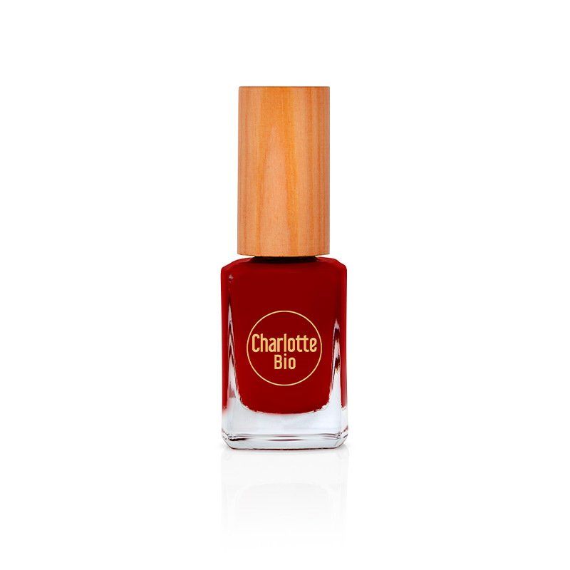 Nagellackflasche mit Holzdeckel. Roter Nagellack mit weißem Label "Charlotte Bio".