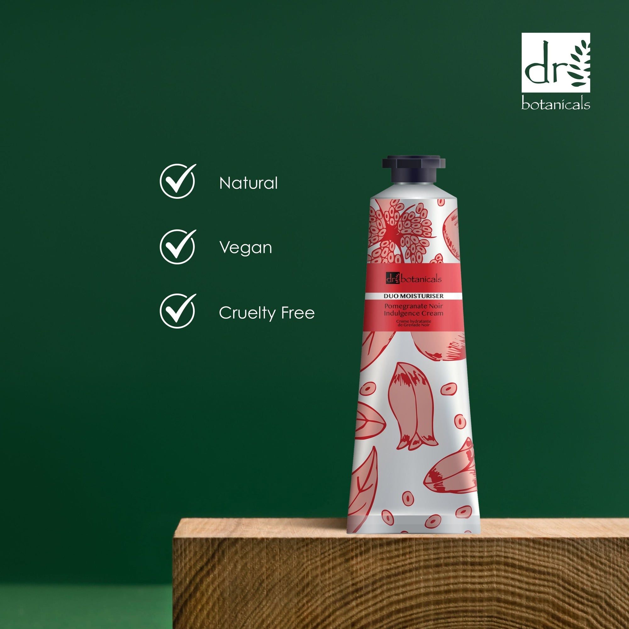 Creme-Tube auf Holzblock. Text: Natural, Vegan, Cruelty Free. Logo und Produktname sichtbar.