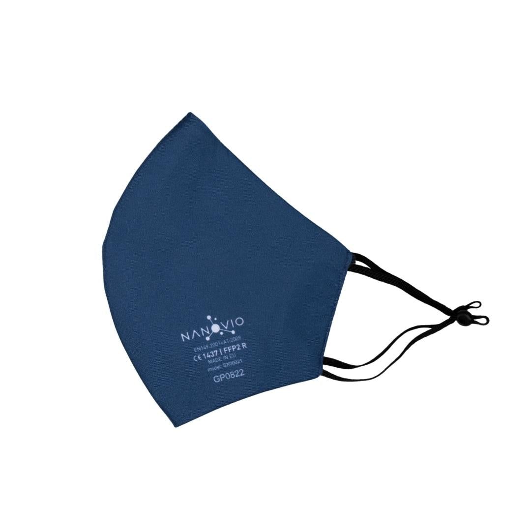 Dunkelblaue Maske mit schwarzen Riemen. Auf der Maske ist das weiße Logo und Text zu sehen: NANOVIO, EN149:2001+A1-2009, CE 1437, FFP2 R, MADE IN EU, GP0822.