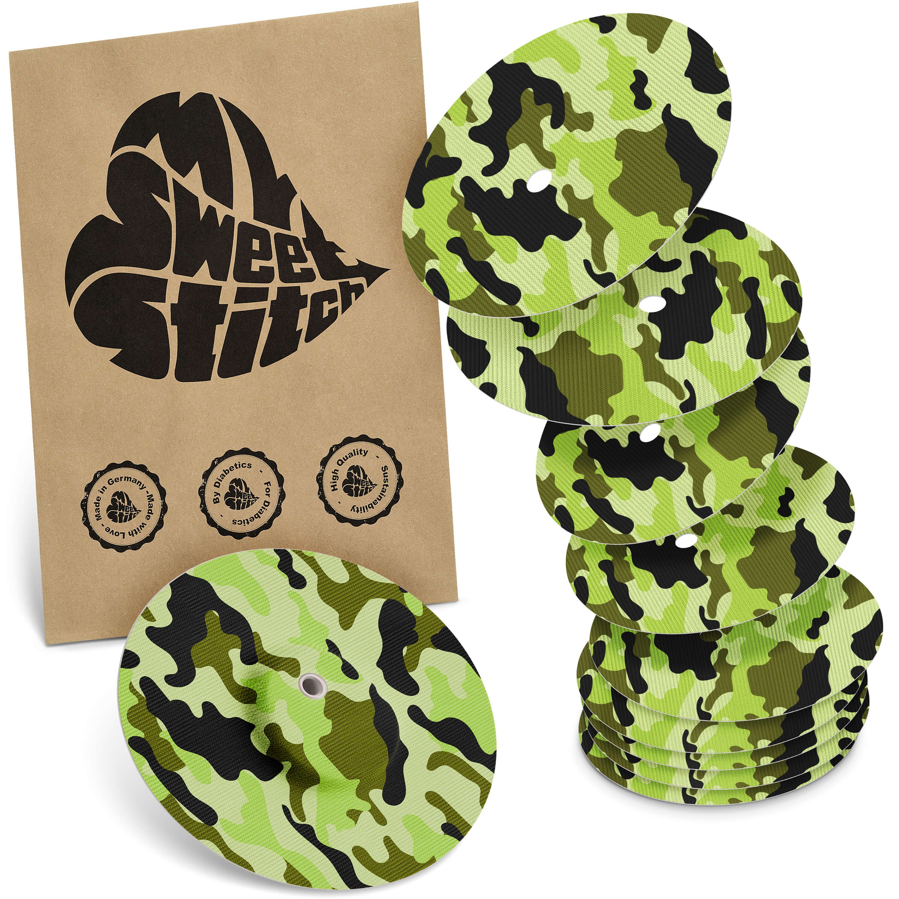Runde Pflaster mit Tarnmuster, grün und schwarz. Braune Papiertüte mit Logo und Siegeln. Stapel von Pflastern.