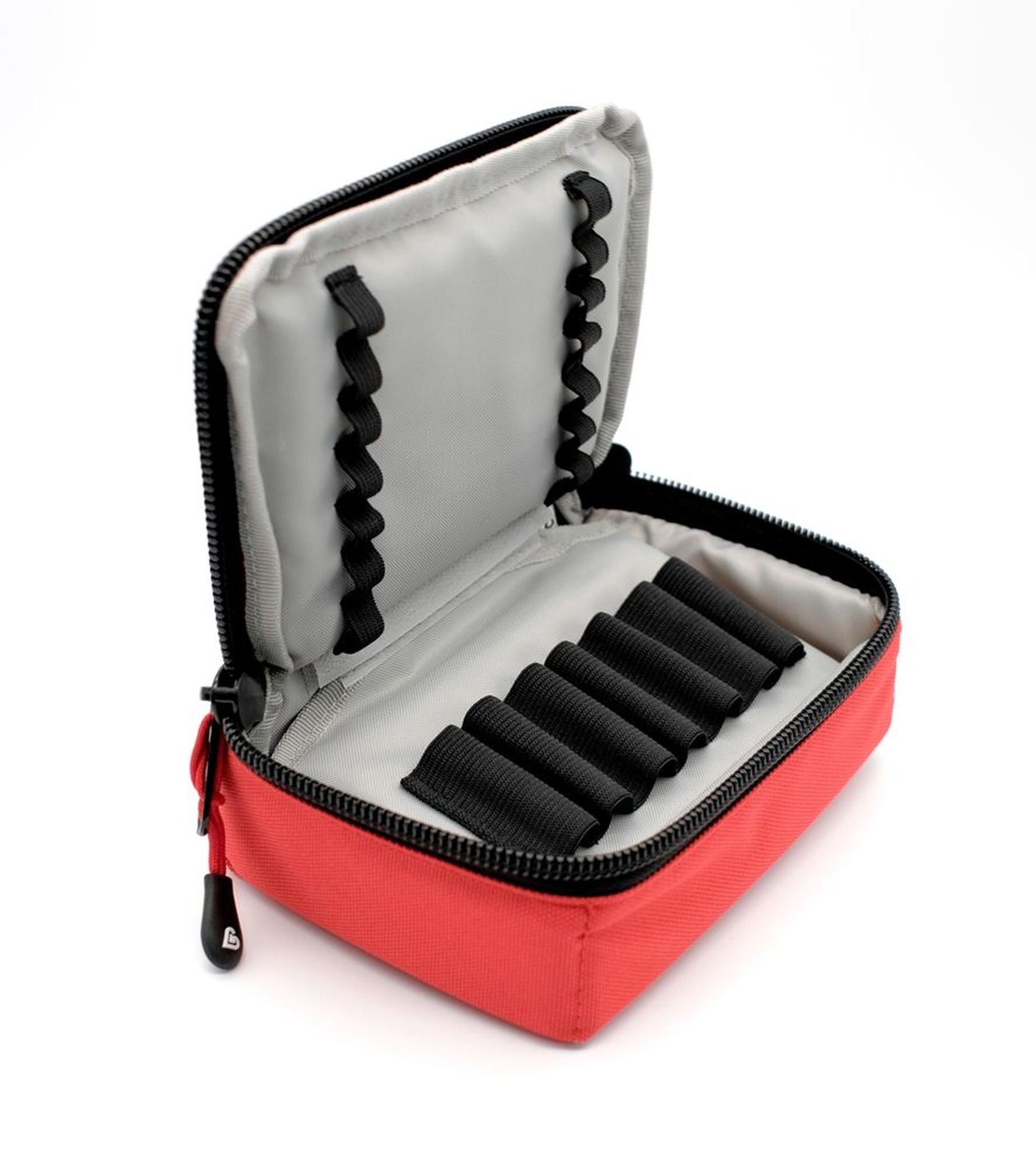 Rote Notfalltasche, geöffnet, mit Fächern für Ampullen und Gummischlaufen zur Befestigung.