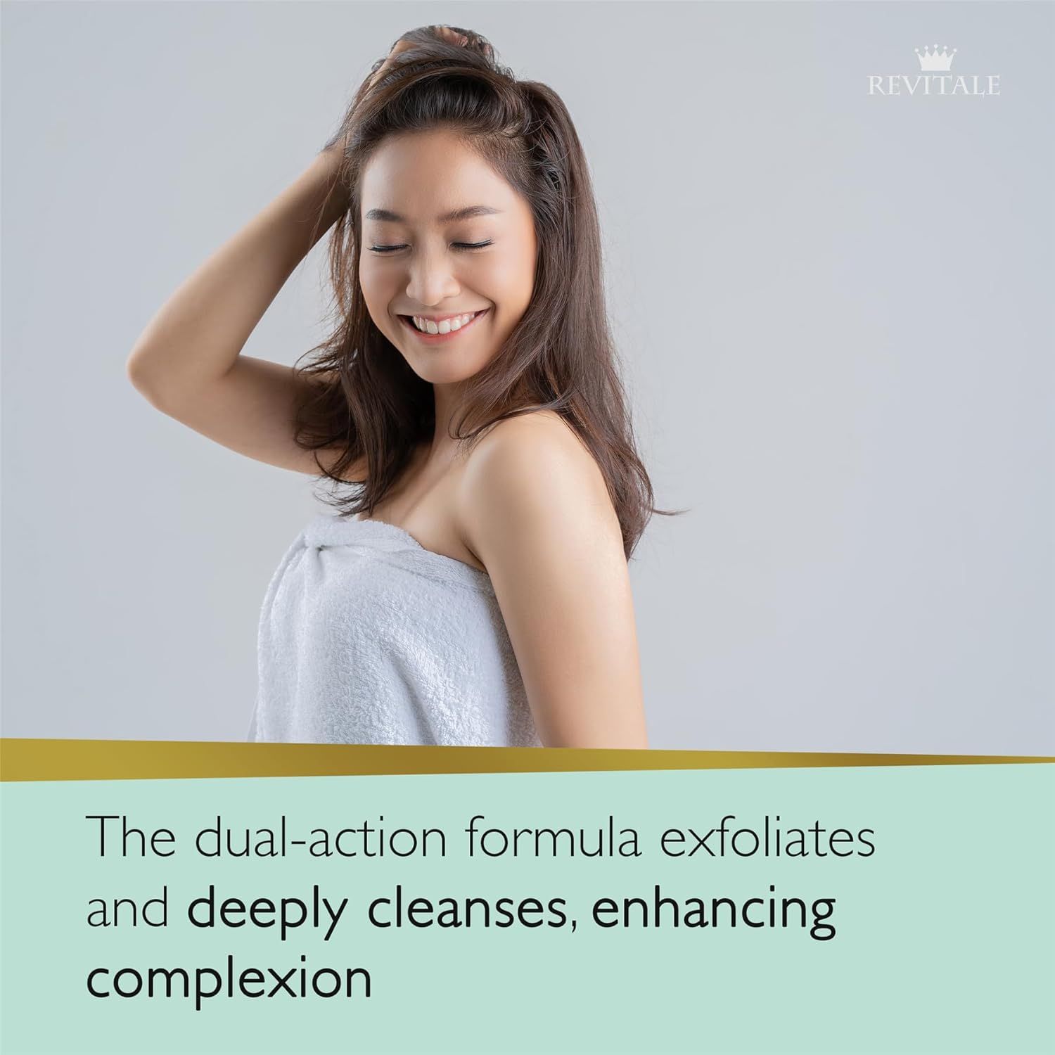 Frau mit Handtuch. Text: "The dual-action formula exfoliates and deeply cleanses, enhancing complexion".
