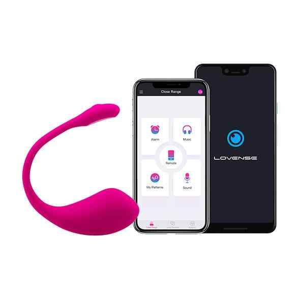 Rosa Ei-Vibrator mit zwei Smartphones. Auf einem Smartphone ist die App "Lovense" geöffnet.