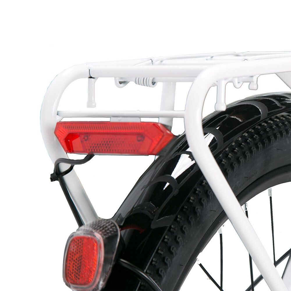 Nahaufnahme des Gepäckträgers und Rücklichts eines weißen Elektrofahrrads. Schwarze Reifen und Schutzblech.