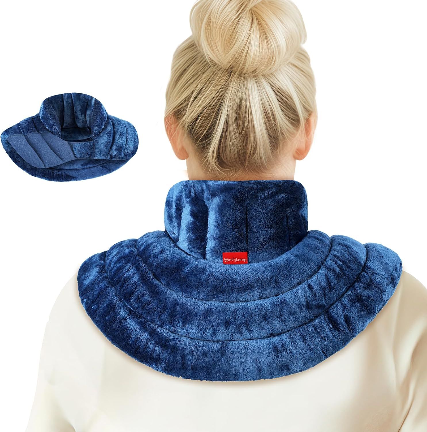 Rückansicht einer Frau, die ein blaues Nackenkissen trägt, mit einem kleinen Bild des Kissens.