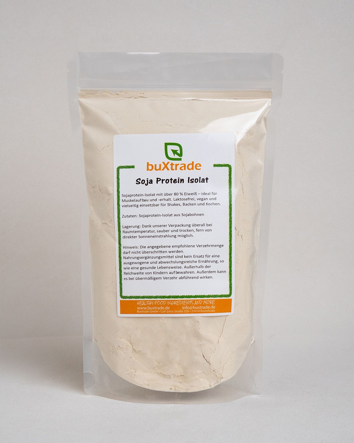 Transparente Verpackung mit hellbraunem Pulver. Ein Etikett zeigt 'buXtrade Soja Protein Isolat'.