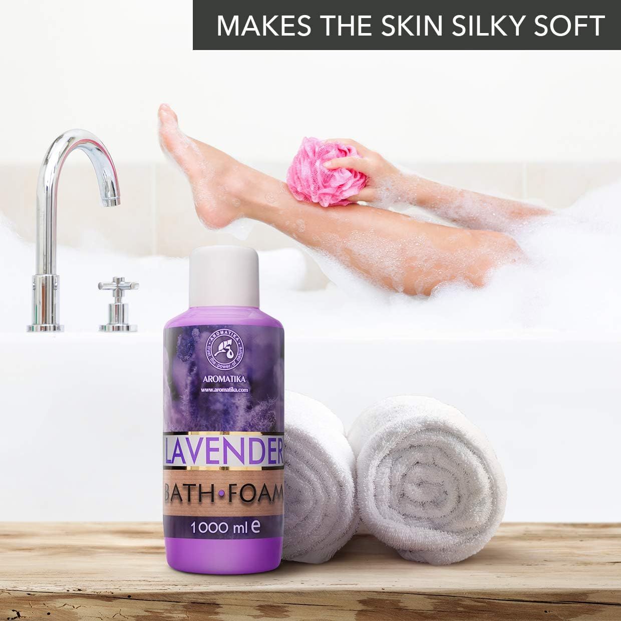 Frau in Badewanne mit Schaum. Daneben eine violette Flasche mit weißem Deckel. Aufschrift: AROMATIKA, LAVENDER BATH FOAM, 1000 ml e. Handtücher und Schwamm.