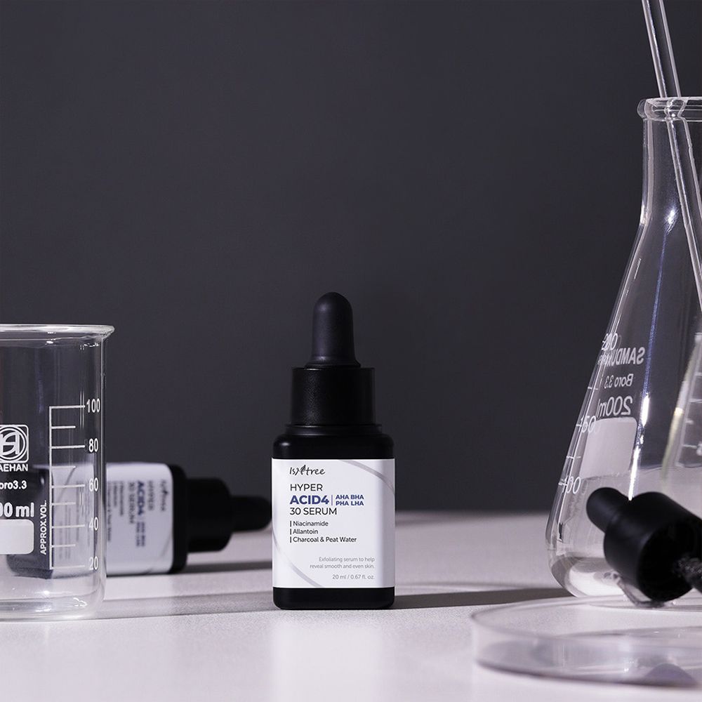 Serumflasche mit Laborutensilien. Aufschrift: ISNTREE Hyper Acid4 30 Serum. Enthält AHA, BHA, PHA, LHA, Niacinamid, Allantoin.