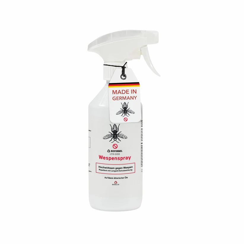 Sprühflasche mit weißem Sprühkopf und Etikett. Auf dem Etikett steht "MADE IN GERMANY" und "Wespen-Spray".