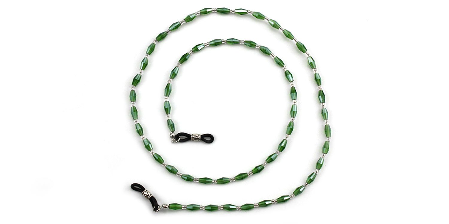 Grüne Brillenkette mit ovalen Perlen und silberfarbenen Verbindungen. Schwarze Brillenhalterungen an beiden Enden.