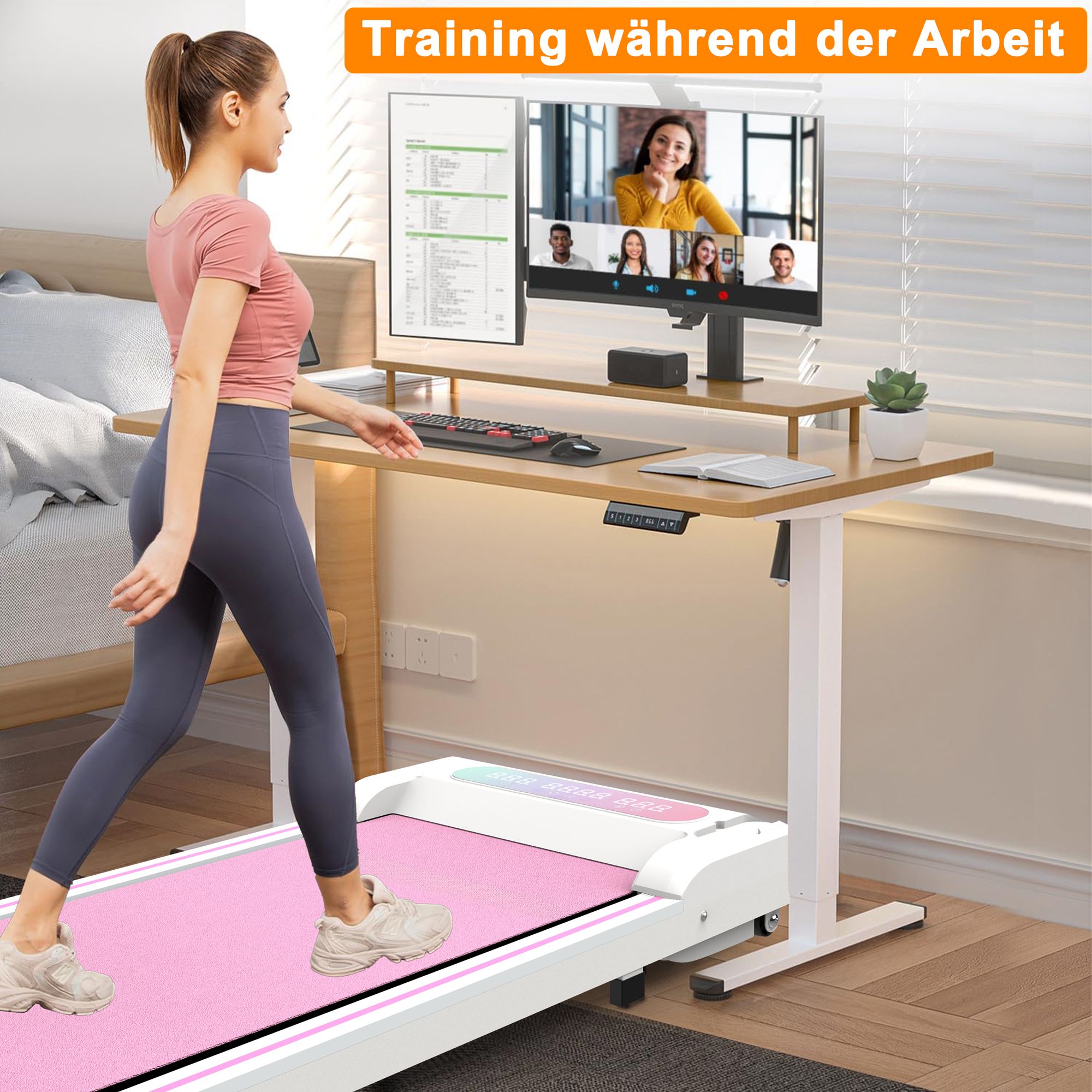 Person geht auf einem faltbaren Laufband. Schreibtisch mit Monitor. Text: Training während der Arbeit.