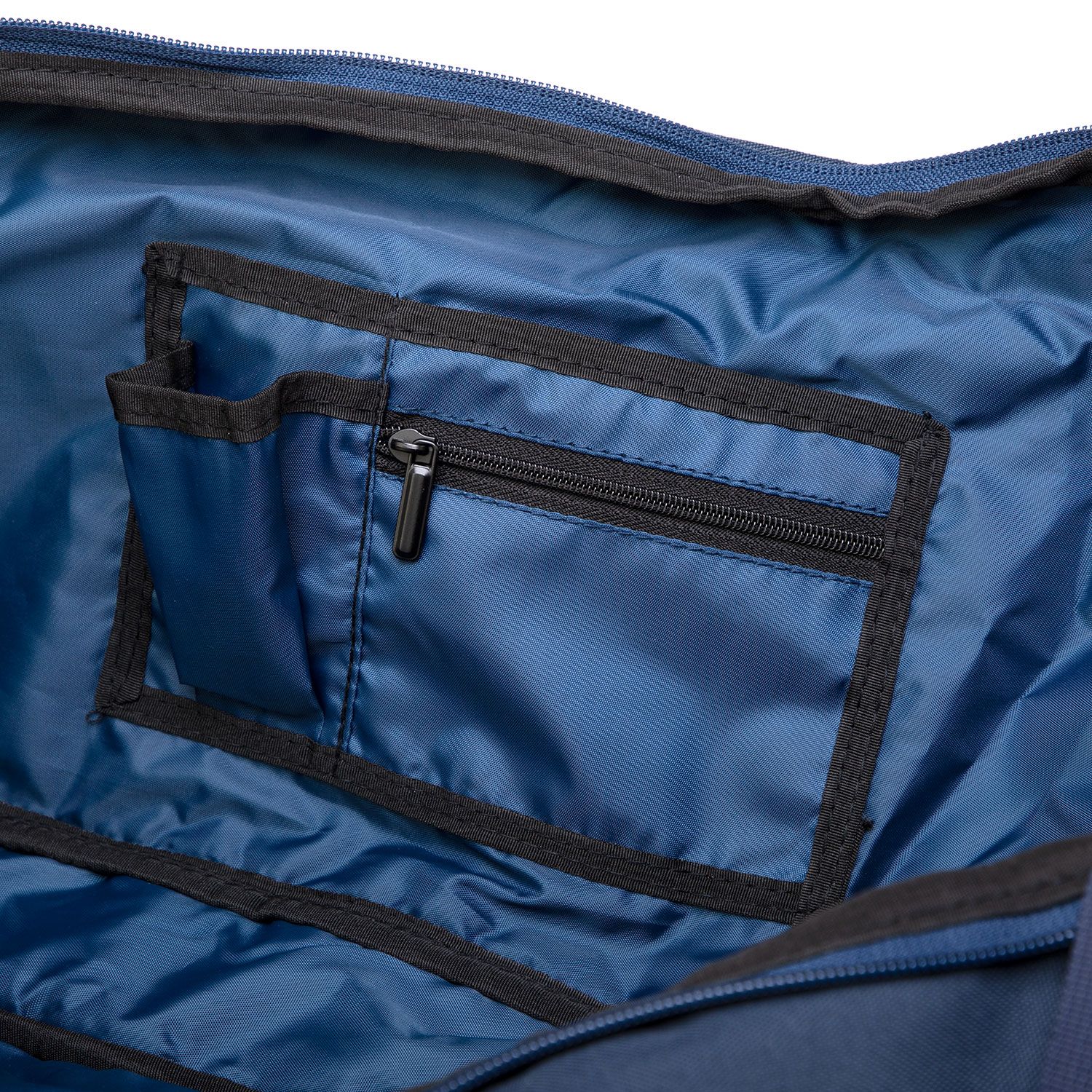 Innenansicht der blauen Yogamatten Tasche. Innentasche mit Reißverschluss und zwei kleineren Fächern.