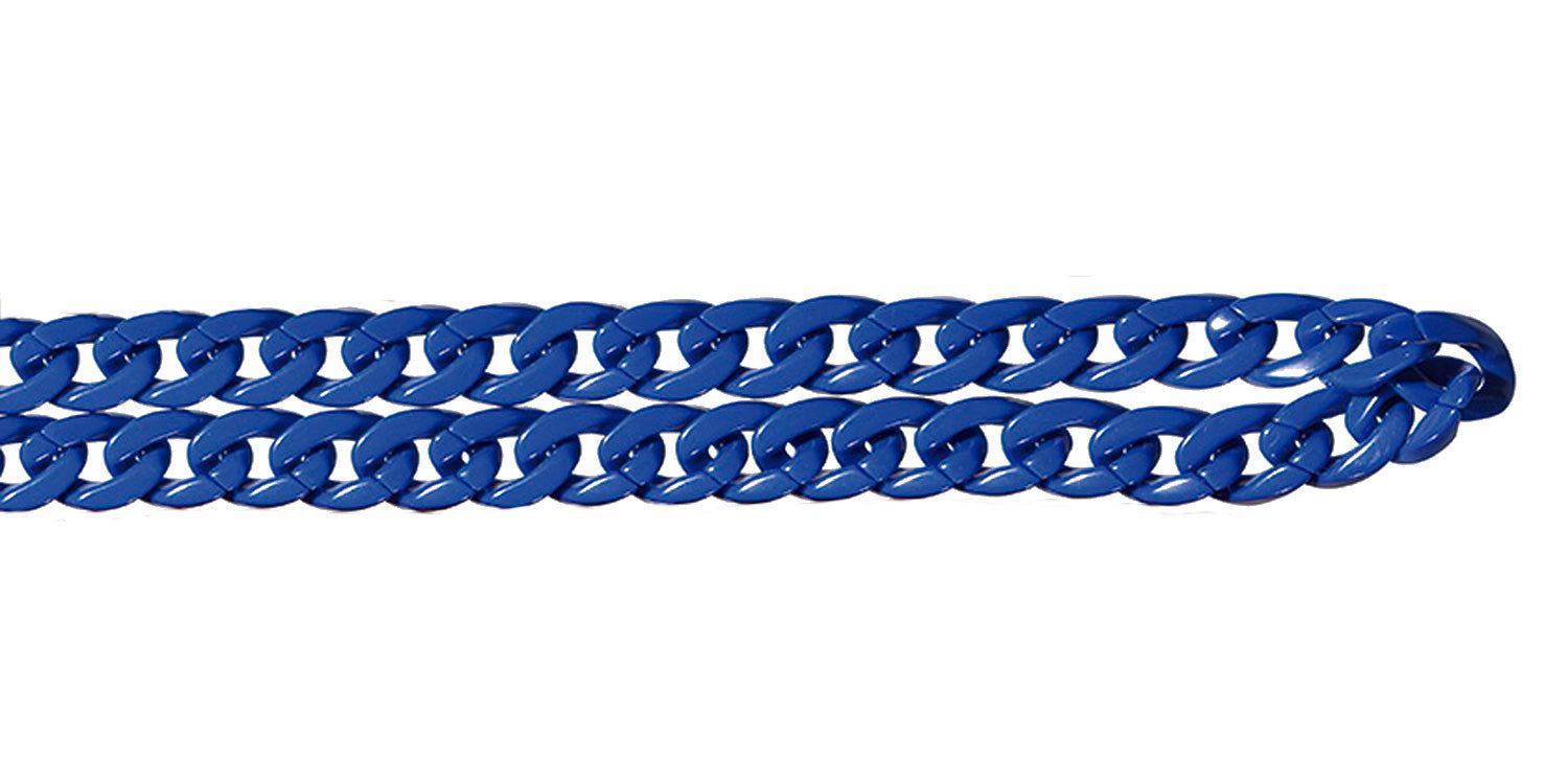 Nahaufnahme einer blauen Brillenkette in Kettenform. Auf weißem Hintergrund.