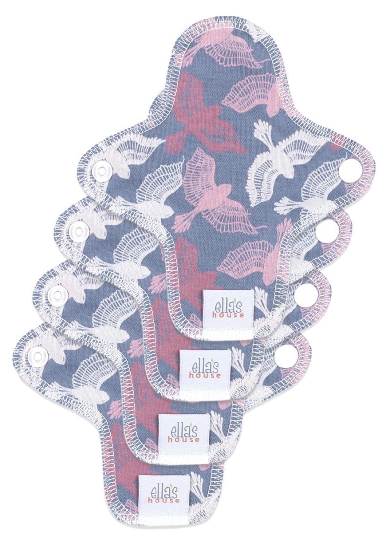 Vier Stoffbinden mit Vogelmuster. Hellblauer Stoff mit rosa und weißen Vögeln. Mit Druckknöpfen und Etikett "ella's house".