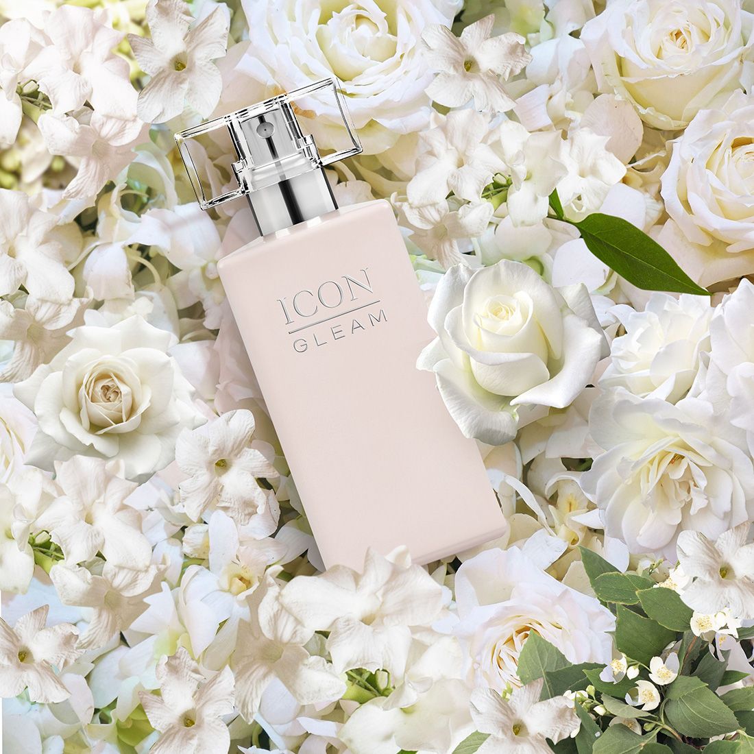 Ga-De Icon Gleam Edp-Flakon auf weißen Rosen. Rechteckiger Flakon mit silberner Kappe. Text: Icon Gleam.