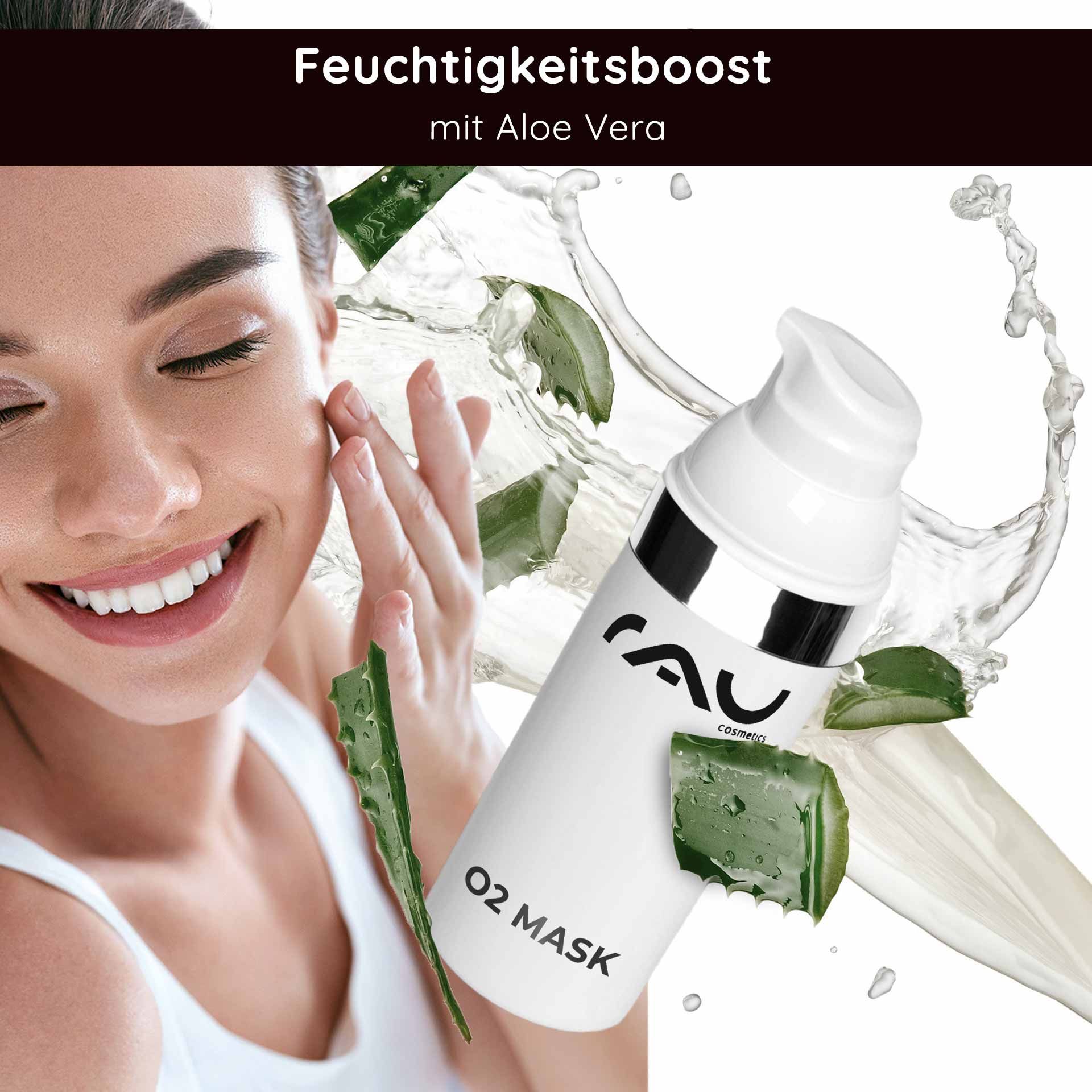 Frau berührt Gesicht neben Flasche. Text: Feuchtigkeitsboost mit Aloe Vera. Aloe Vera-Stücke und Wasserspritzer.