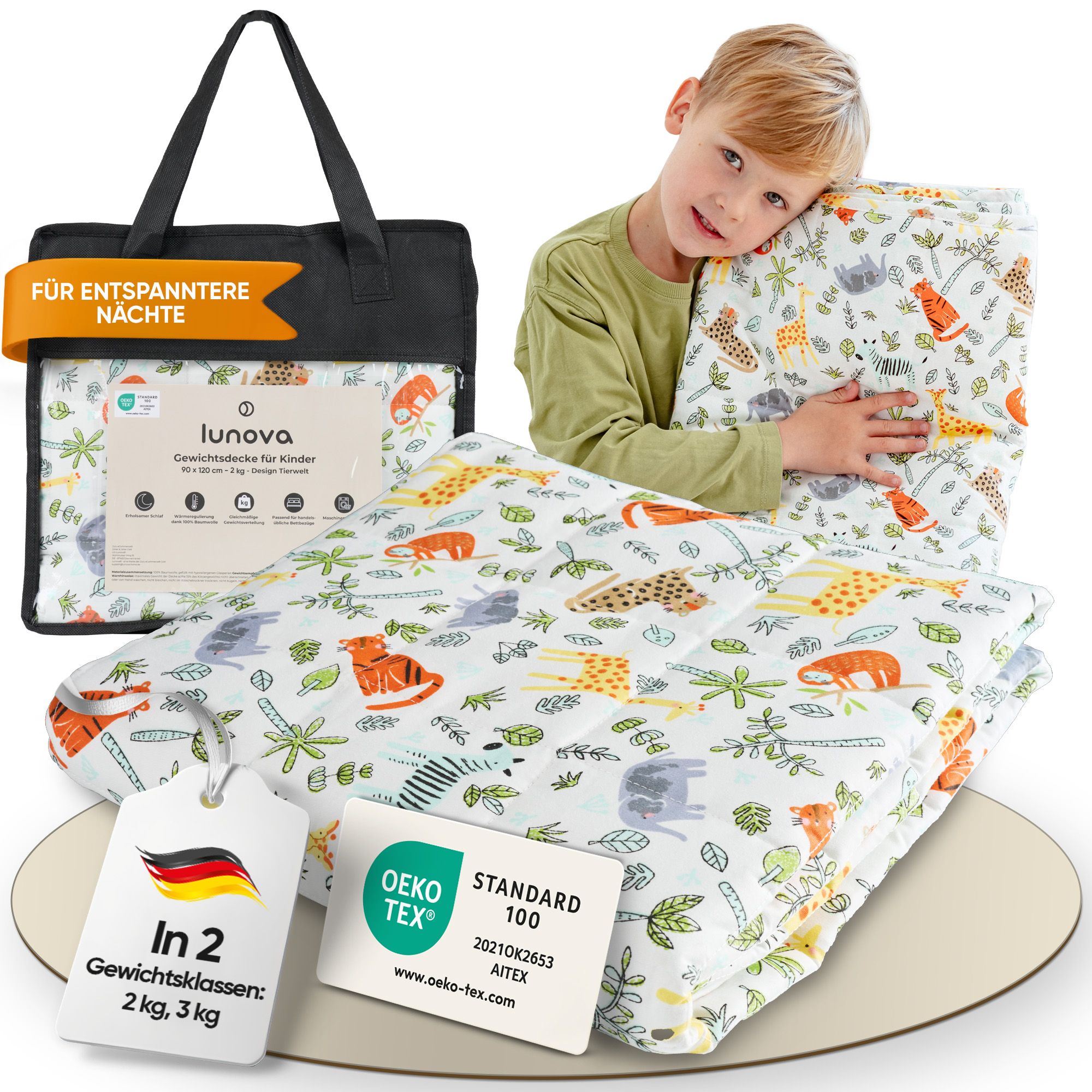 Kind hält Decke mit Tiermuster und Etikett. Etikett: Oeko-Tex, In 2 Gewichtsklassen: 2kg, 3kg. Schwarze Tragetasche.