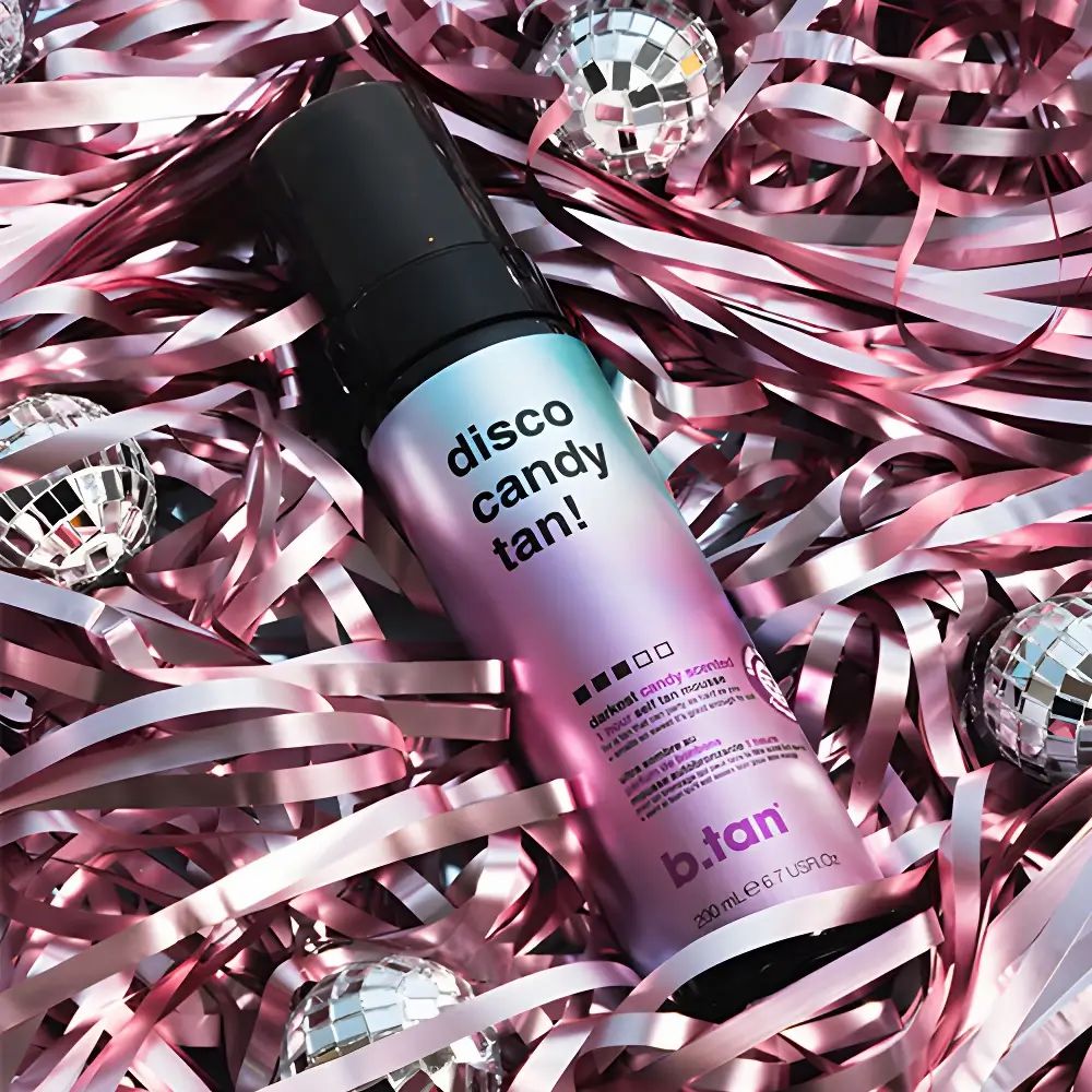 Flasche mit Selbstbräunungsmousse, Aufschrift 'disco candy tan!' und 'b.tan'.