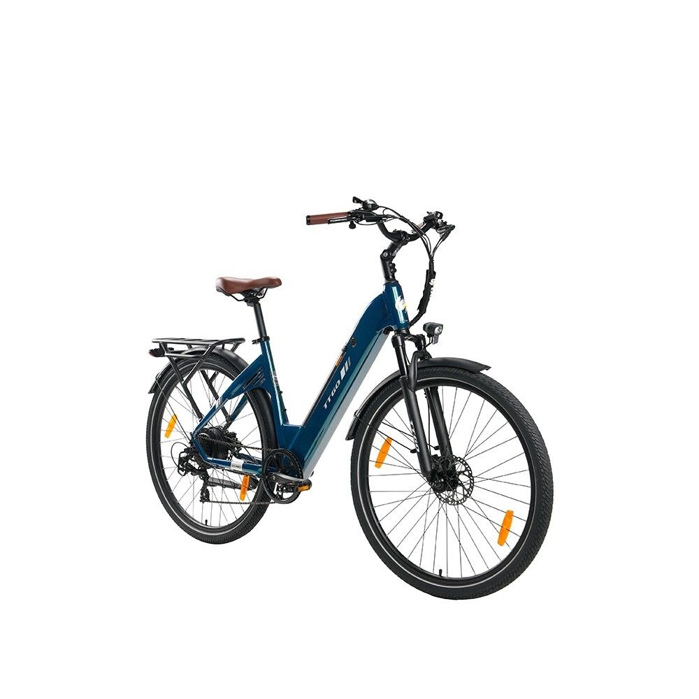 Blaues Elektrofahrrad mit braunem Sattel und Lenker. Schwarze Schutzbleche und Gepäckträger. Gelbe Reflektoren an den Rädern.