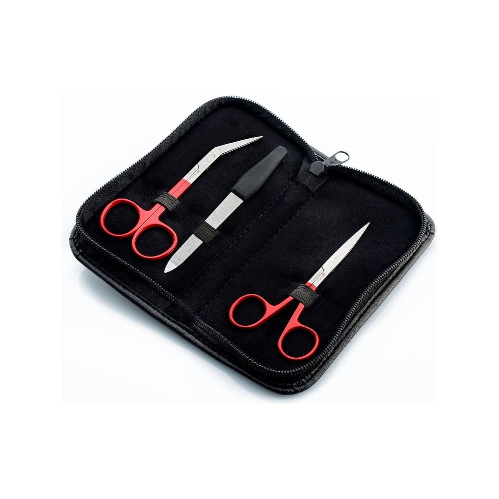 Schwarzes Etui mit drei Nagelpflege-Werkzeugen: zwei Scheren mit roten Griffen und eine Feile.